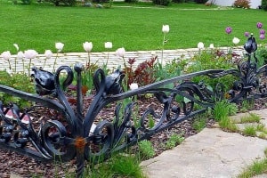 Ограда и клумба с цветами