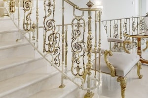 Лестница и мебель золотого цвета